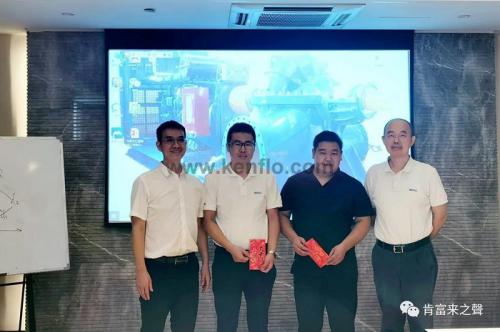 销售总监余新发和叶海兵副部长为两位优秀分享者颁奖 销售总监余新发和叶海兵副部长为两位优秀分享者颁奖