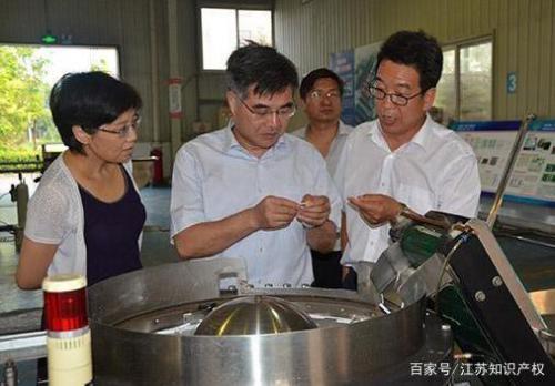 袁寿其团队进行科技攻关。 袁寿其团队进行科技攻关。