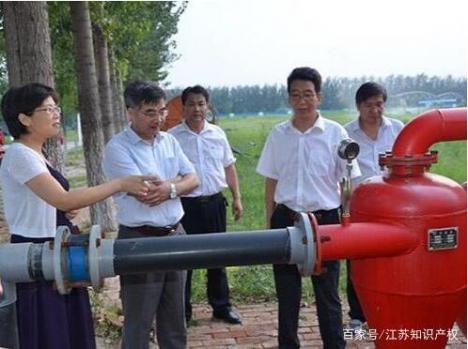 袁寿其(左二)在研究水泵难题。 袁寿其(左二)在研究水泵难题。