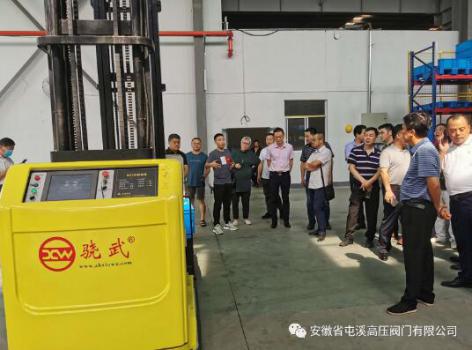 黄山高新区工业发展大会领导莅临屯阀参观考察 黄山高新区工业发展大会领导莅临屯阀参观考察