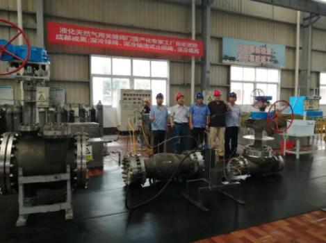 ▲图三 鉴定组部分专家成员考察成都成高生产车间 ▲图三 鉴定组部分专家成员考察成都成高生产车间