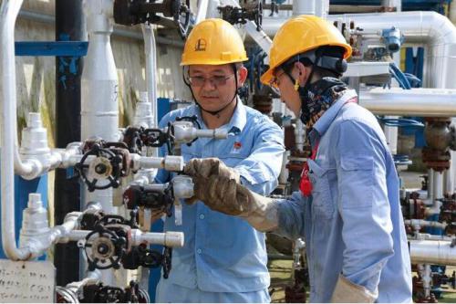 EVA装置人员对调节阀配套设施进行检查 EVA装置人员对调节阀配套设施进行检查