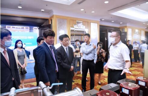 董事长咸明哲向副市长张万平、会长李凖培介绍数字集成全变频控制供水系统 董事长咸明哲向副市长张万平、会长李凖培介绍数字集成全变频控制供水系统