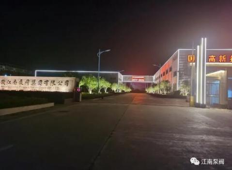 夜幕降至,彩灯斑斓。