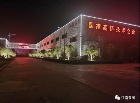 投影璀璨,与树木相交成辉。