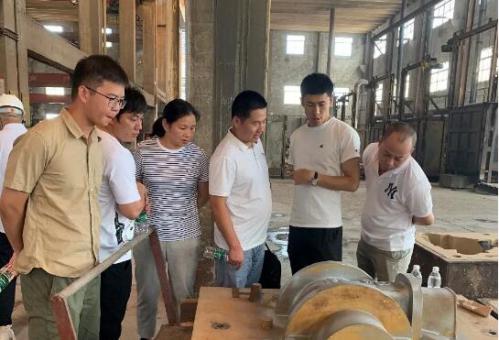 北阀总厂高层领导一行在江苏荣元铸业有限公司参观车间 北阀总厂高层领导一行在江苏荣元铸业有限公司参观车间