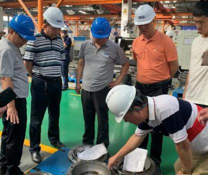 北阀总厂高层领导一行在江苏盐电阀门有限公司参观车间 北阀总厂高层领导一行在江苏盐电阀门有限公司参观车间