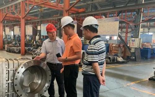北阀总厂高层领导一行在江苏圣泰阀门有限公司参观车间 北阀总厂高层领导一行在江苏圣泰阀门有限公司参观车间