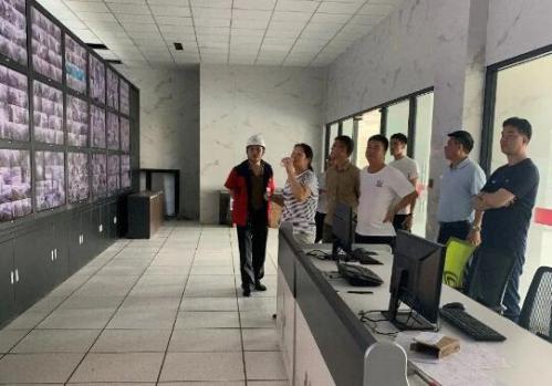 北阀总厂高层领导一行在江苏苏盐阀门机械有限公司参观监控中心 北阀总厂高层领导一行在江苏苏盐阀门机械有限公司参观监控中心