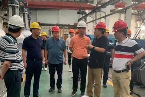 北阀总厂高层领导一行在江苏圣业阀门有限公司参观车间 北阀总厂高层领导一行在江苏圣业阀门有限公司参观车间