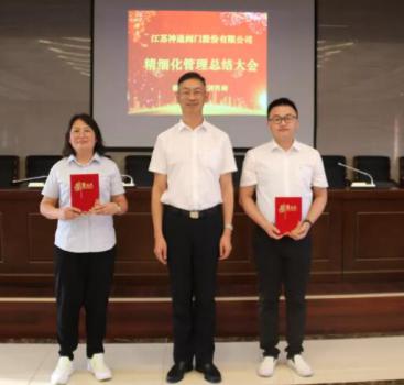 吴总为优秀团队颁奖并合影 吴总为优秀团队颁奖并合影