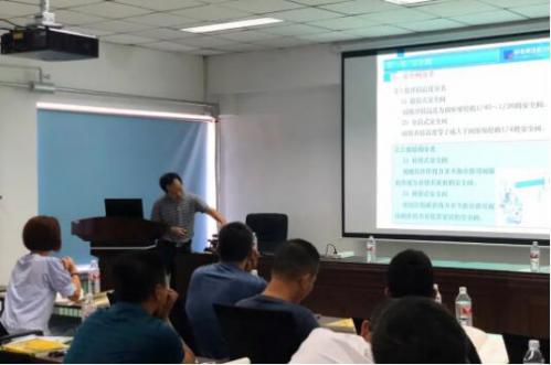哈电阀门公司技术总监、全国电力行业电站阀门标准化技术委员会副主任委员万胜军授课 哈电阀门公司技术总监、全国电力行业电站阀门标准化技术委员会副主任委员万胜军授课