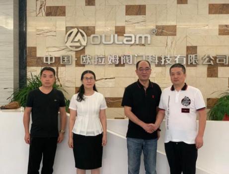 梅银富一行在公司走访。 梅银富一行在公司走访。