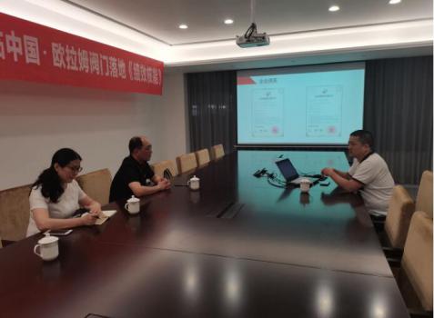 听取介绍。 听取介绍。