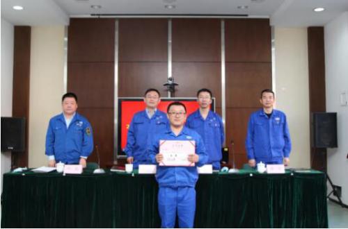 领导班子与受表彰员工合影 领导班子与受表彰员工合影