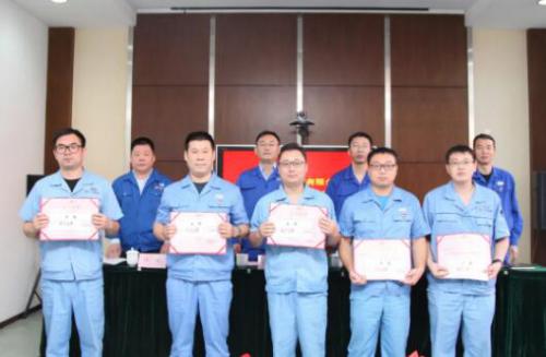 领导班子与受表彰员工合影 领导班子与受表彰员工合影