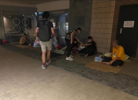 爱心爆棚!海俊杰为露宿者送暖