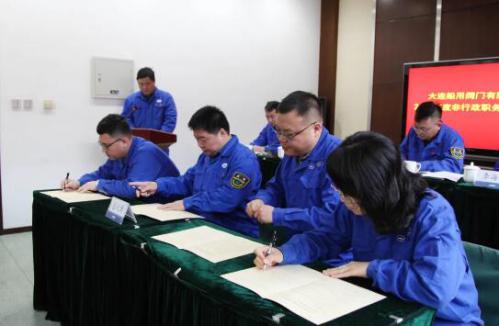 党委委员、副总经理许毅与受聘的业务经理签订履职责任书 党委委员、副总经理许毅与受聘的业务经理签订履职责任书