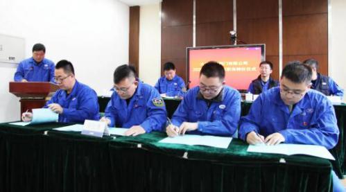 党委书记、董事长厉健与受聘的主管业务经理签订履职责任书 党委书记、董事长厉健与受聘的主管业务经理签订履职责任书