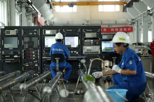 ▲科研人员在车间对ESCOOL高温测井仪器进行检查与测试