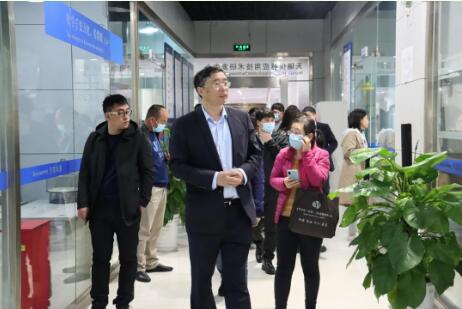 考察团参观化学分析实验室 考察团参观化学分析实验室