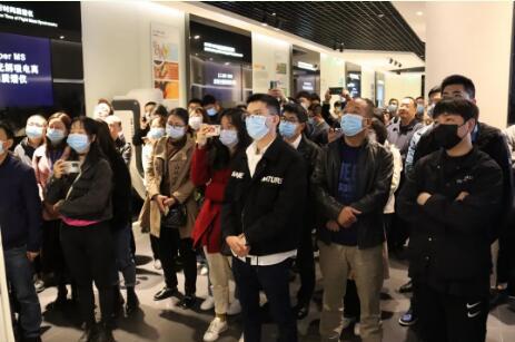 考察团参观多功能展厅 考察团参观多功能展厅