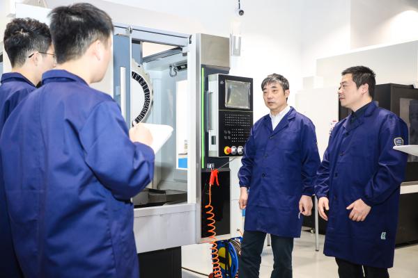 李郝林教授指导团队实验。采访对象供图 李郝林教授指导团队实验。采访对象供图