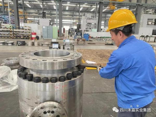 总装车间装配零部件