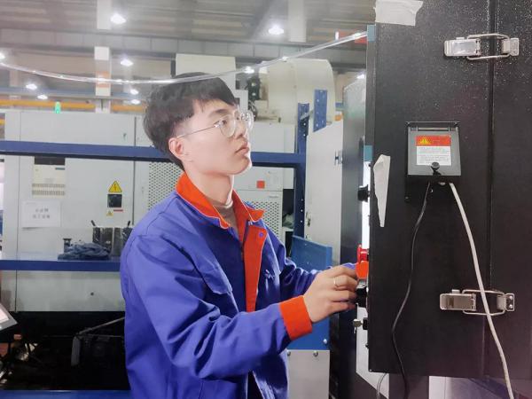 学徒在新产线正式上岗