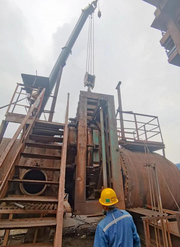 十一冶工程技术公司顺利完成重达10吨插板阀更换 十一冶工程技术公司顺利完成重达10吨插板阀更换