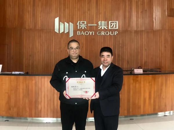 集团总经理张晓东(左一) 董庆华主任(右一) 集团总经理张晓东(左一) 董庆华主任(右一)