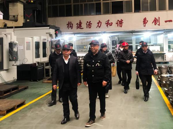 董庆华主任(左一) 集团总经理张晓东(右一) 董庆华主任(左一) 集团总经理张晓东(右一)