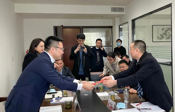 永嘉县长吴呈钱考察慰问纽顿 颁发荣誉牌匾送上新春红包 永嘉县长吴呈钱考察慰问纽顿 颁发荣誉牌匾送上新春红包