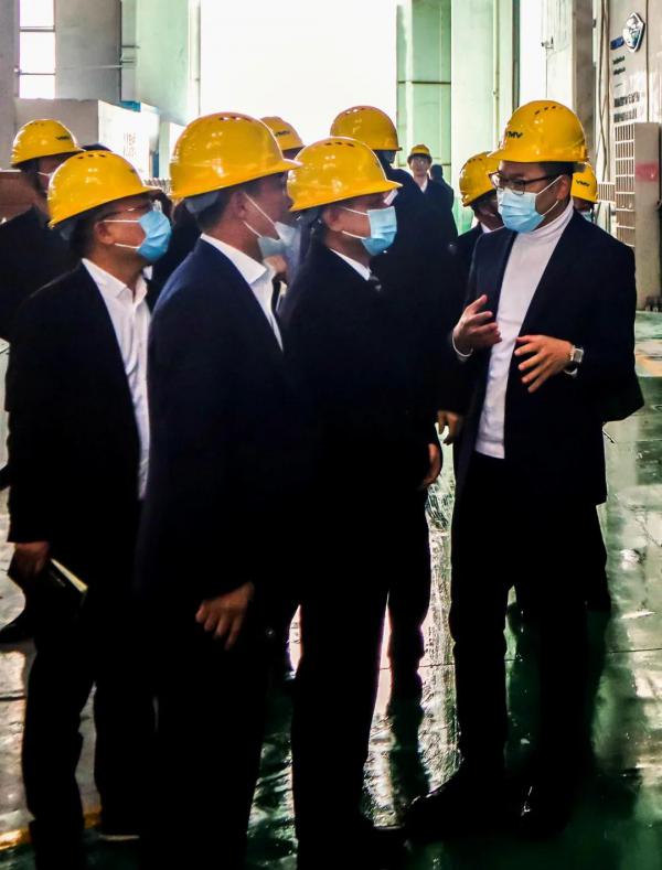 永嘉县长吴呈钱考察慰问纽顿 颁发荣誉牌匾送上新春红包 永嘉县长吴呈钱考察慰问纽顿 颁发荣誉牌匾送上新春红包