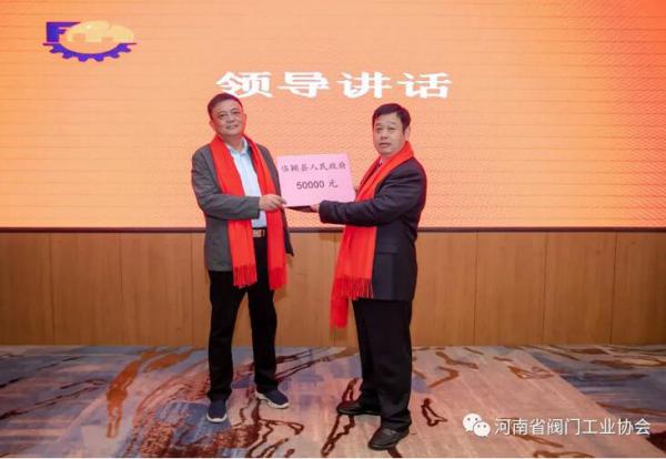 临颍县副县长李红伟(左)代表临颍县政府为协会捐赠5万元现金,(右)为会长于田 临颍县副县长李红伟(左)代表临颍县政府为协会捐赠5万元现金,(右)为会长于田