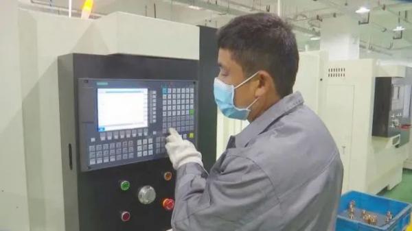 工人正在调试设备 工人正在调试设备