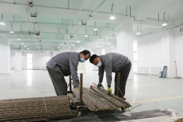 工人正在搬运黄铜 工人正在搬运黄铜