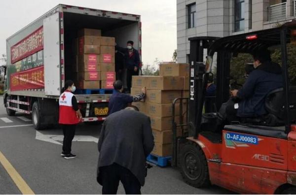 工作人员将防疫物资进行装车、消杀 工作人员将防疫物资进行装车、消杀