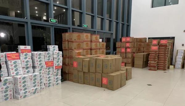 晚上22:30,所有防疫物资卸车消杀完毕,有序堆放在学校指定地点。 晚上22:30,所有防疫物资卸车消杀完毕,有序堆放在学校指定地点。