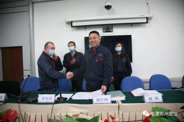 法定代表人刘学峰与总工程师李宏乔签订经理层任期制和契约化管理责任书 法定代表人刘学峰与总工程师李宏乔签订经理层任期制和契约化管理责任书