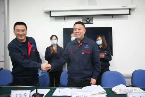 法定代表人刘学峰与副总经理付保良签订经理层任期制和契约化管理责任书 法定代表人刘学峰与副总经理付保良签订经理层任期制和契约化管理责任书