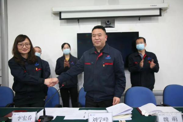 法定代表人刘学峰与副总经理吴雪红签订经理层任期制和契约化管理责任书 法定代表人刘学峰与副总经理吴雪红签订经理层任期制和契约化管理责任书