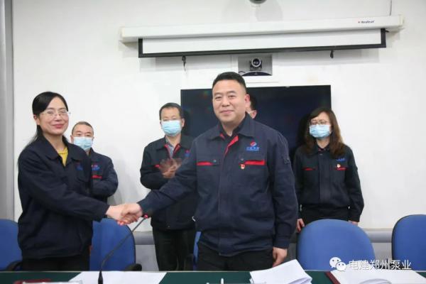 法定代表人刘学峰与副总经理黄琦签订经理层任期制和契约化管理责任书 法定代表人刘学峰与副总经理黄琦签订经理层任期制和契约化管理责任书