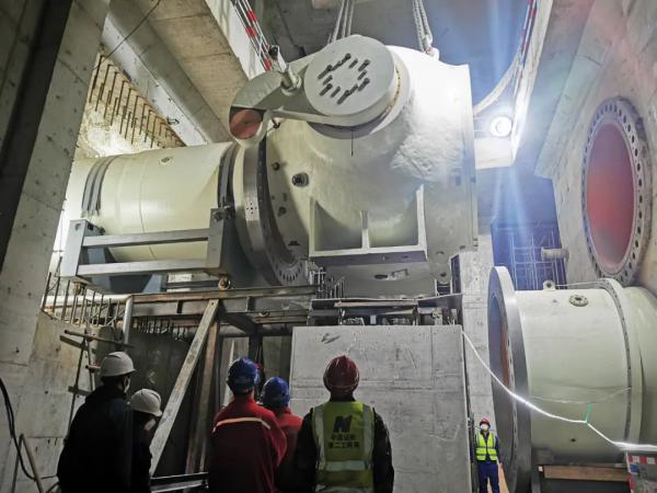 吊装就位 吊装就位