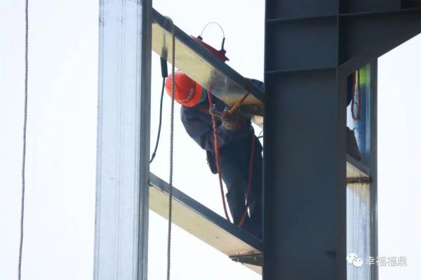 工人施工中 工人施工中