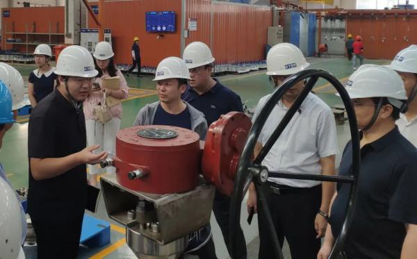 ▲山东大学蔡玉奎教授在公司研发测试现场 ▲山东大学蔡玉奎教授在公司研发测试现场