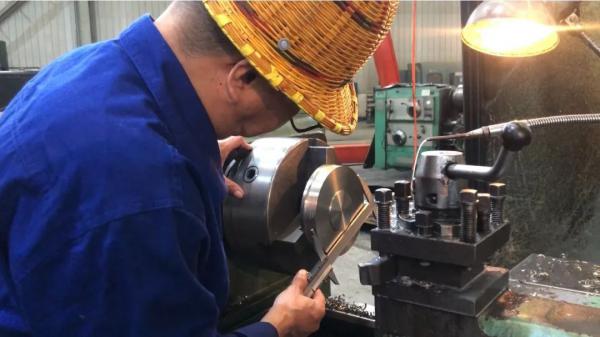 兰高阀检测员进行测量 兰高阀检测员进行测量