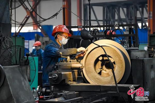 自贡运机集团生产厂房内工人认真完成部件生产 自贡运机集团生产厂房内工人认真完成部件生产