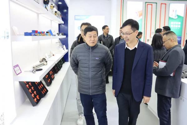 参观样品陈列厅 参观样品陈列厅