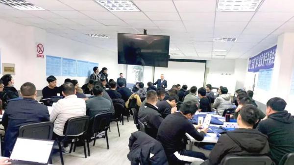 △ 凯泉客户服务总部总工程师高宏钧作技术答疑 △ 凯泉客户服务总部总工程师高宏钧作技术答疑